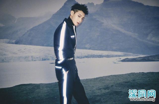 黄子韬“闪电头”发型霸气!搭配发光运动套装,前卫抢眼 黄子韬“闪电头”发型霸气!搭配发光运动套装,前卫抢眼