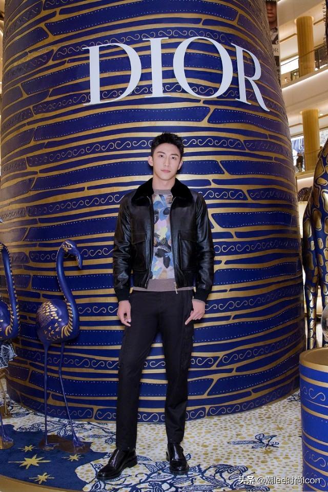 黄景瑜参加Dior活动系列,黑色夹克配休闲西裤 黄景瑜参加Dior活动系列,黑色夹克配休闲西裤