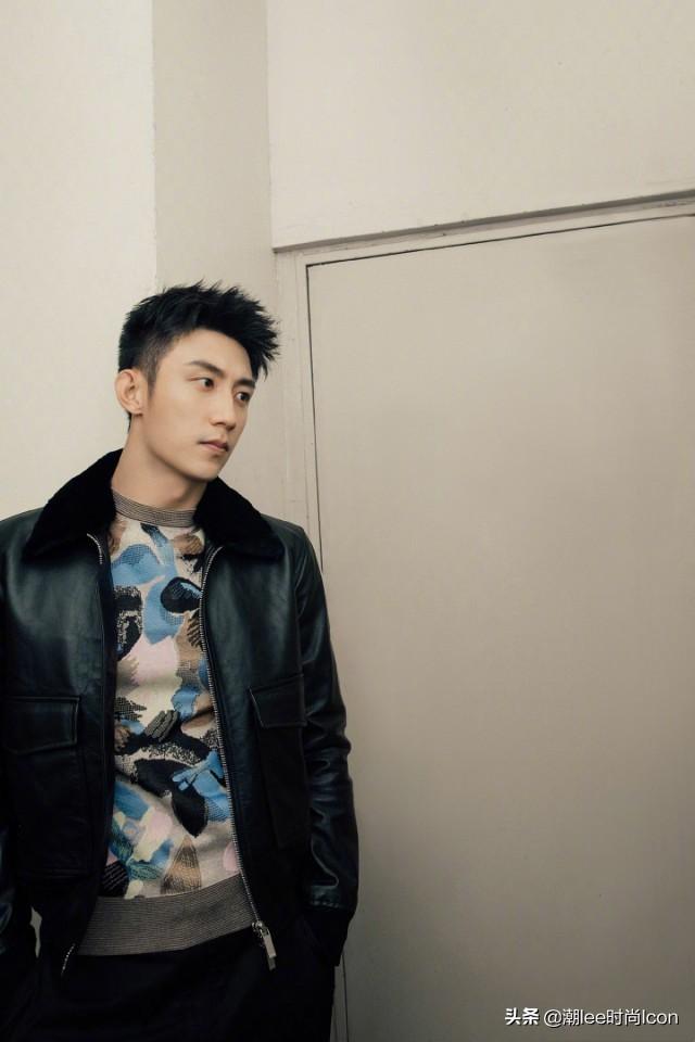 黄景瑜参加Dior活动系列,黑色夹克配休闲西裤 黄景瑜参加Dior活动系列,黑色夹克配休闲西裤