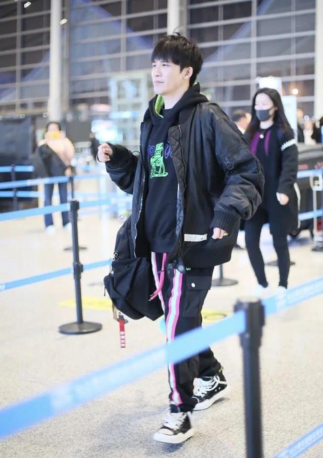 大张伟身高175轻松穿出潮流范,他最爱这些运动单品 大张伟身高175轻松穿出潮流范,他最爱这些运动单品