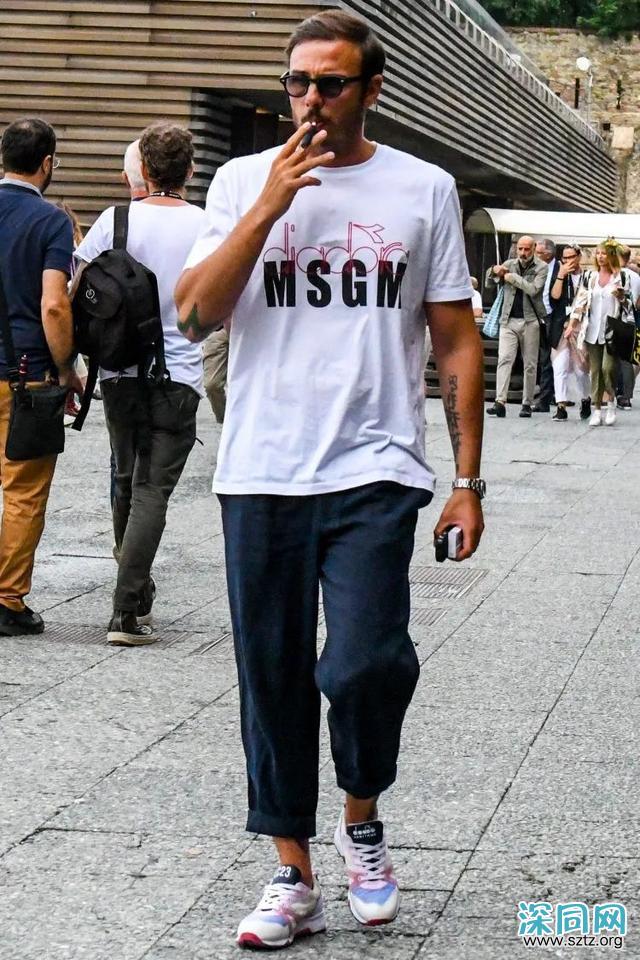 穿西裤一直搭配皮鞋?换运动鞋试试,造型时髦出众 穿西裤一直搭配皮鞋?换运动鞋试试,造型时髦出众