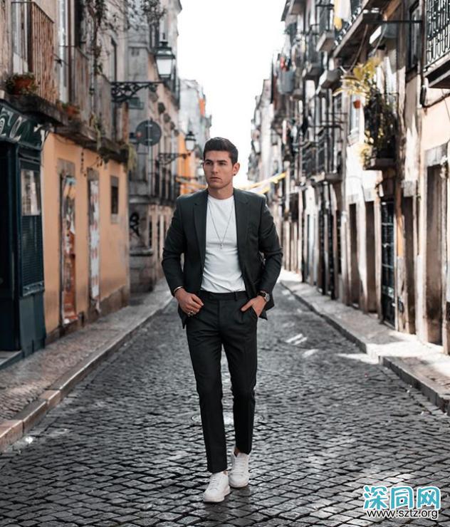 穿西裤一直搭配皮鞋?换运动鞋试试,造型时髦出众 穿西裤一直搭配皮鞋?换运动鞋试试,造型时髦出众