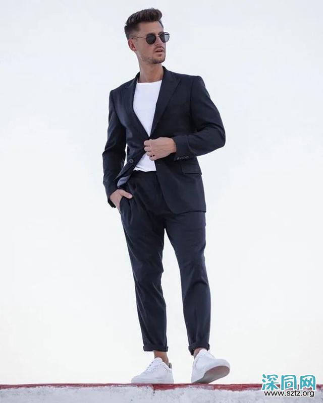 穿西裤一直搭配皮鞋?换运动鞋试试,造型时髦出众 穿西裤一直搭配皮鞋?换运动鞋试试,造型时髦出众