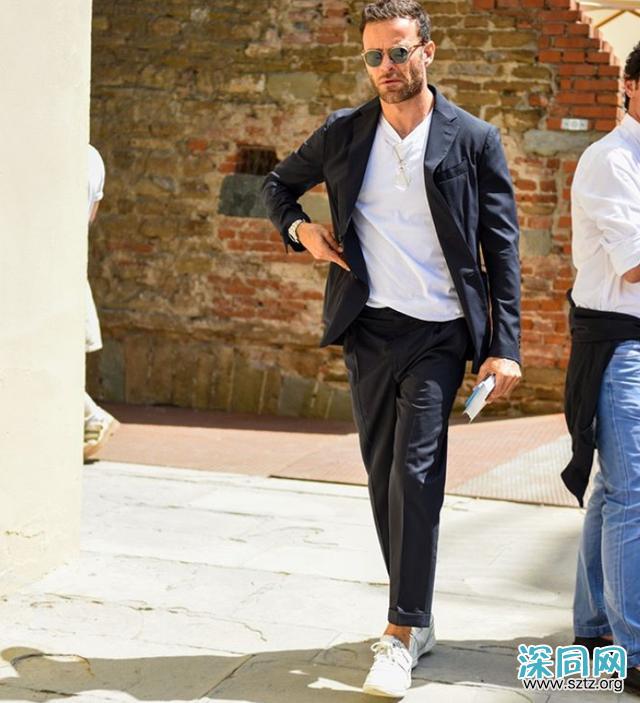 穿西裤一直搭配皮鞋?换运动鞋试试,造型时髦出众 穿西裤一直搭配皮鞋?换运动鞋试试,造型时髦出众