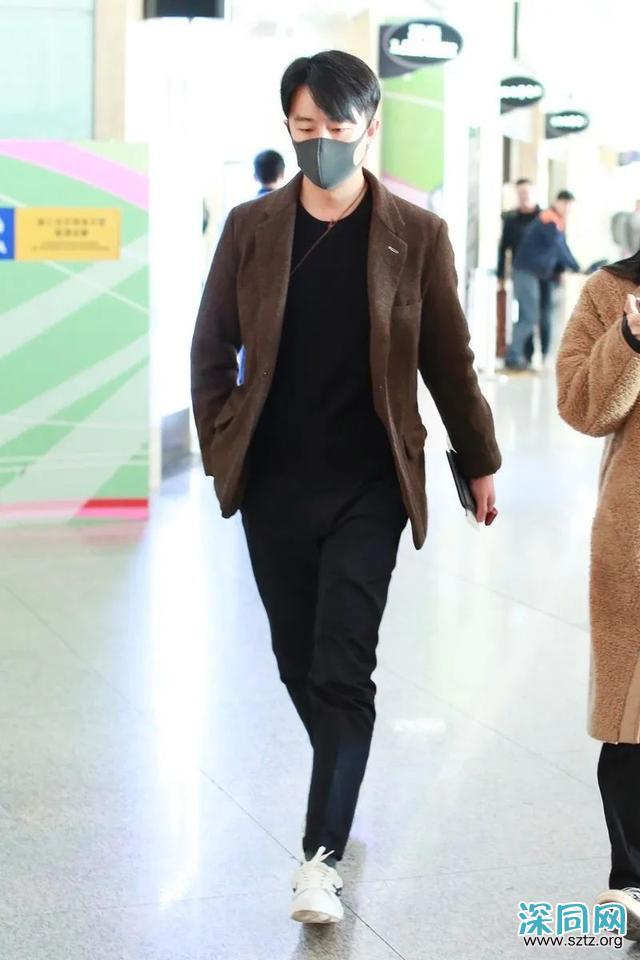 黄轩用西装+运动鞋,打造低调风格,造型沉稳大气 黄轩用西装+运动鞋,打造低调风格,造型沉稳大气