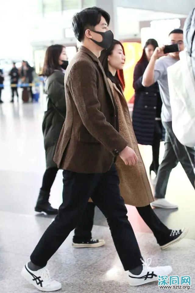 黄轩用西装+运动鞋,打造低调风格,造型沉稳大气 黄轩用西装+运动鞋,打造低调风格,造型沉稳大气