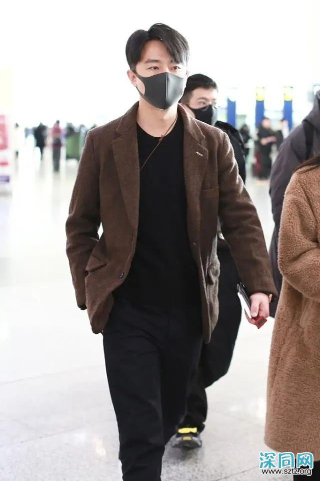 黄轩用西装+运动鞋,打造低调风格,造型沉稳大气 黄轩用西装+运动鞋,打造低调风格,造型沉稳大气