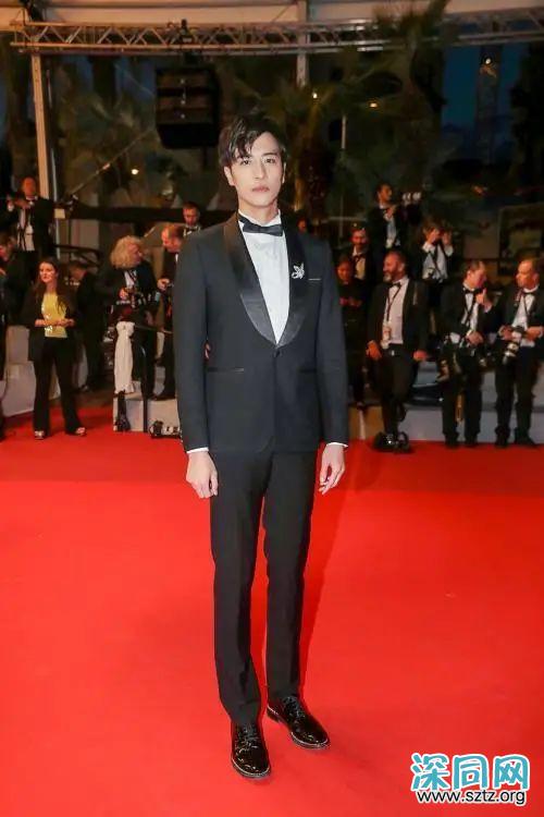 徐开骋轻松出行,短裤搭配外套,187cm的身高也穿成五五身 徐开骋轻松出行,短裤搭配外套,187cm的身高也穿成五五身