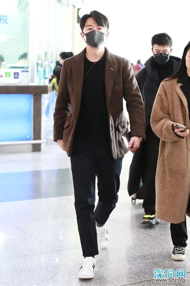 黄轩用西装+运动鞋,打造低调风格,造型沉稳大气 黄轩用西装+运动鞋,打造低调风格,造型沉稳大气