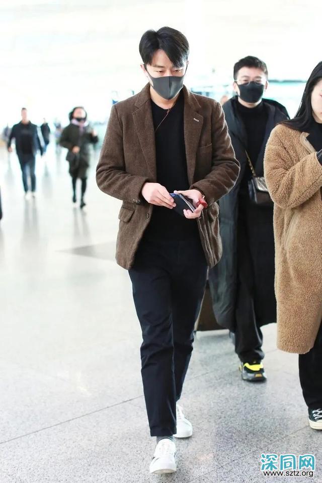 黄轩用西装+运动鞋,打造低调风格,造型沉稳大气 黄轩用西装+运动鞋,打造低调风格,造型沉稳大气