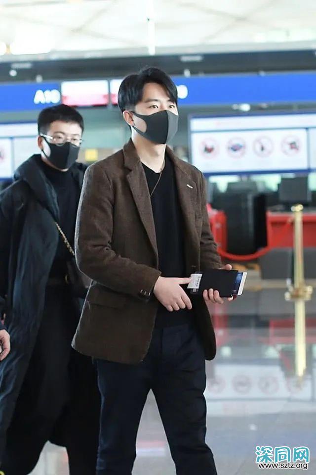 黄轩用西装+运动鞋,打造低调风格,造型沉稳大气 黄轩用西装+运动鞋,打造低调风格,造型沉稳大气