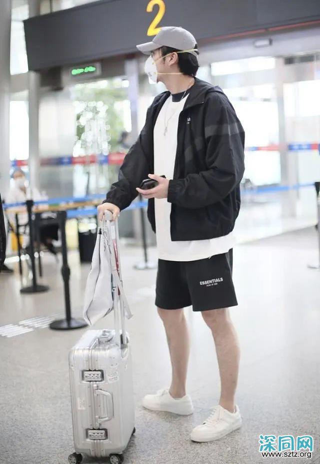 徐开骋轻松出行,短裤搭配外套,187cm的身高也穿成五五身 徐开骋轻松出行,短裤搭配外套,187cm的身高也穿成五五身