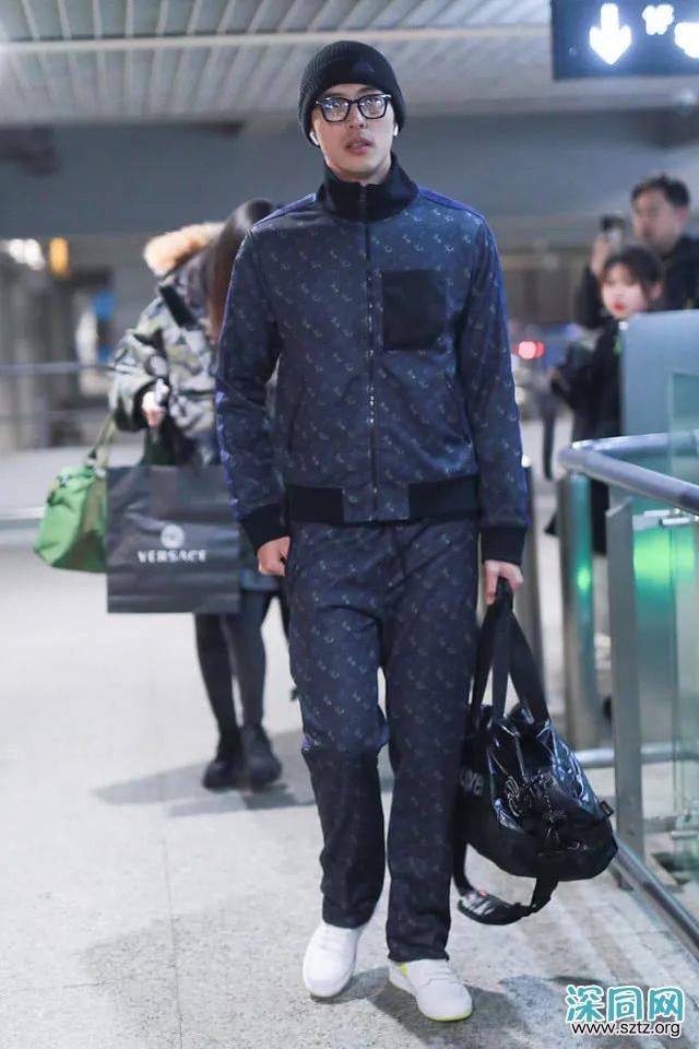 徐开骋轻松出行,短裤搭配外套,187cm的身高也穿成五五身 徐开骋轻松出行,短裤搭配外套,187cm的身高也穿成五五身