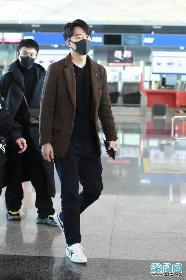 黄轩用西装+运动鞋,打造低调风格,造型沉稳大气 黄轩用西装+运动鞋,打造低调风格,造型沉稳大气