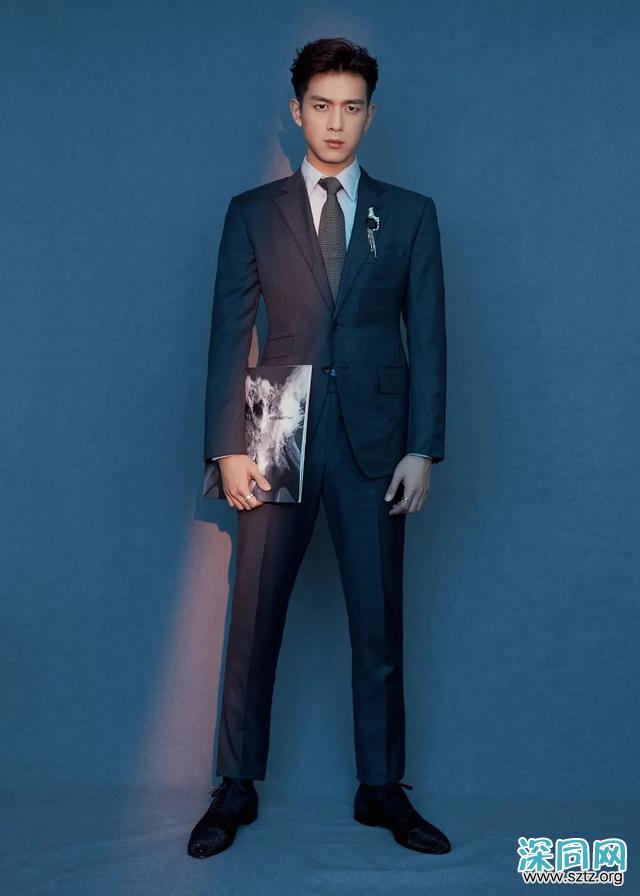 李现帅气造型,三七分发型+西装,绅士范十足 李现帅气造型,三七分发型+西装,绅士范十足