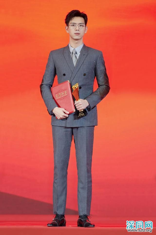 李现帅气造型,三七分发型+西装,绅士范十足 李现帅气造型,三七分发型+西装,绅士范十足