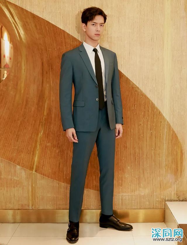 李现帅气造型,三七分发型+西装,绅士范十足 李现帅气造型,三七分发型+西装,绅士范十足