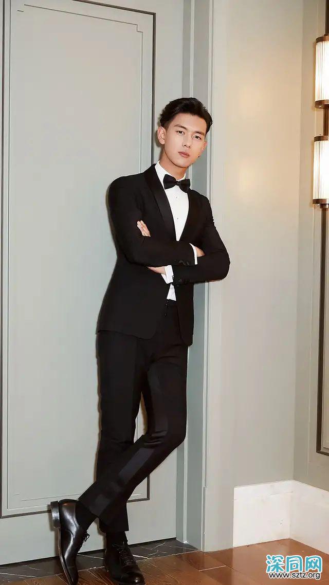 李现帅气造型,三七分发型+西装,绅士范十足 李现帅气造型,三七分发型+西装,绅士范十足