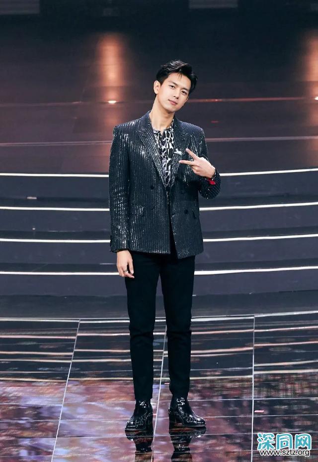 李现帅气造型,三七分发型+西装,绅士范十足 李现帅气造型,三七分发型+西装,绅士范十足