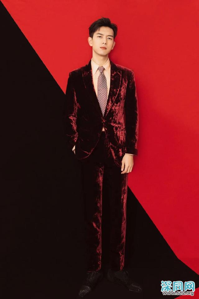 李现帅气造型,三七分发型+西装,绅士范十足 李现帅气造型,三七分发型+西装,绅士范十足