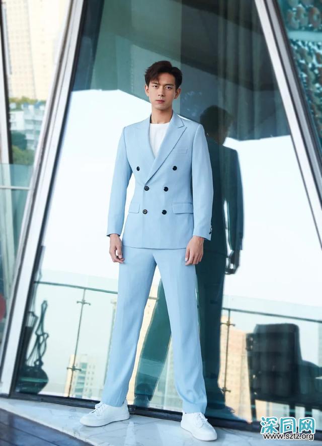 李现帅气造型,三七分发型+西装,绅士范十足 李现帅气造型,三七分发型+西装,绅士范十足