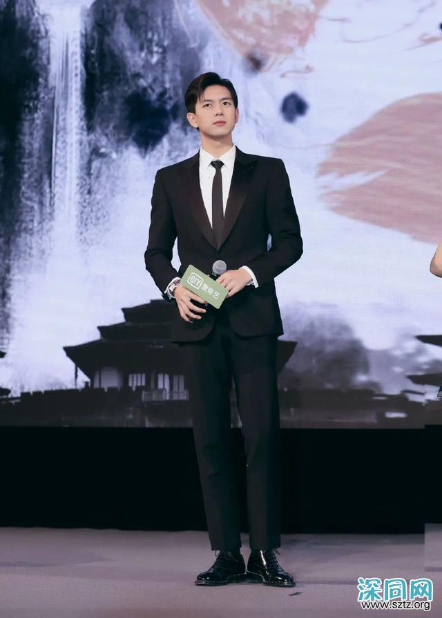 李现帅气造型,三七分发型+西装,绅士范十足 李现帅气造型,三七分发型+西装,绅士范十足