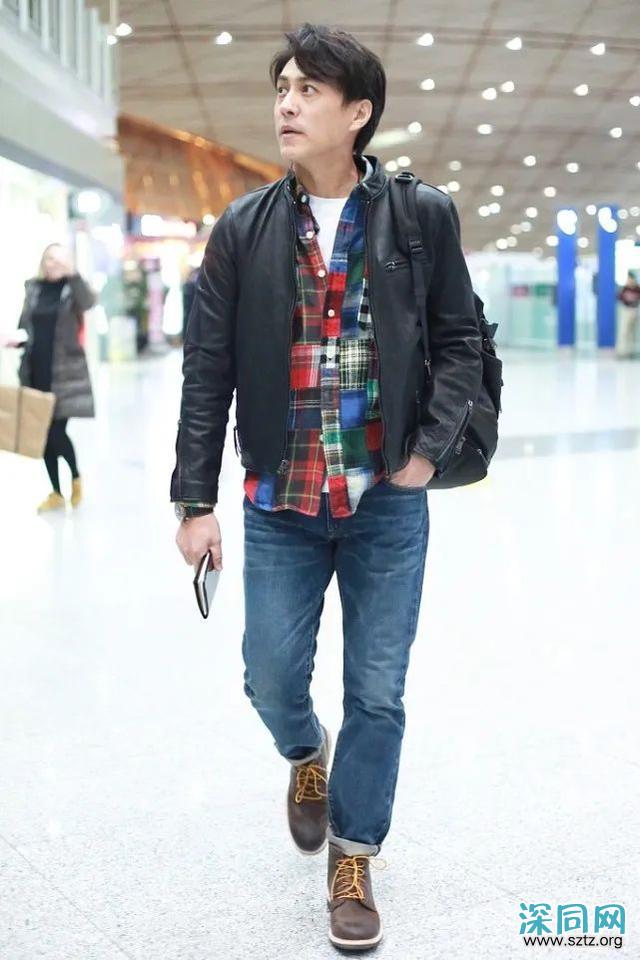 靳东不穿西装，换个风格，造型一样帅气时髦！