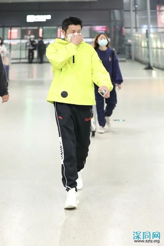 162cm邹市明也很会穿,安踏运动裤+荧光绿外套,打造潮流范 162cm邹市明也很会穿,安踏运动裤+荧光绿外套,打造潮流范