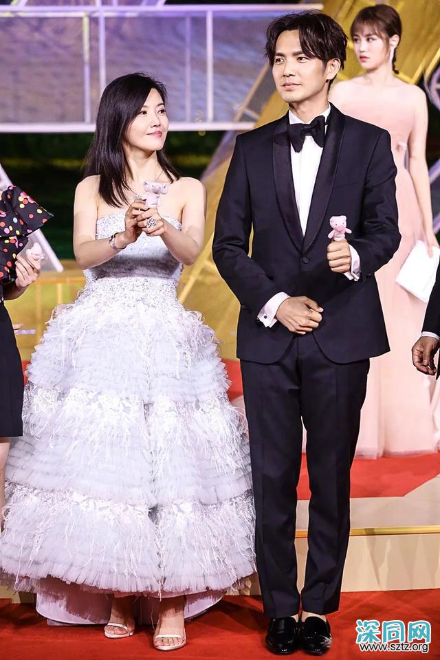 钟汉良帅气造型,这哪像45岁?造型青春时髦 钟汉良帅气造型,这哪像45岁?造型青春时髦