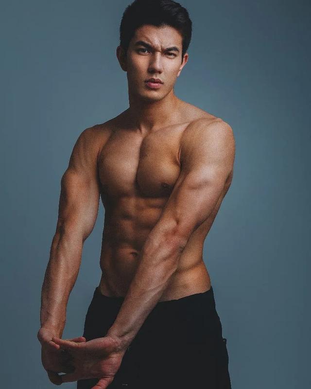 巴西肌肉小哥走红网络,完美身材让网友大呼:酸了! 巴西肌肉小哥走红网络,完美身材让网友大呼:酸了!