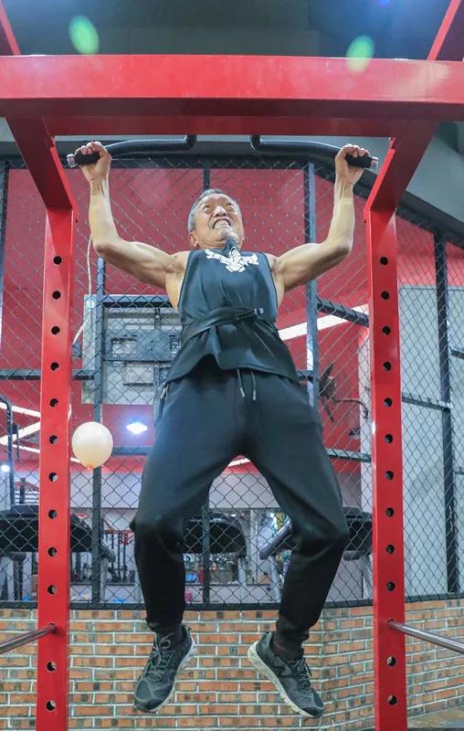 70岁老爷子练出健硕身材,在他面前,年龄真的只是数字 70岁老爷子练出健硕身材,在他面前,年龄真的只是数字