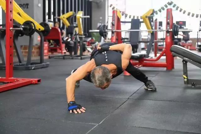 70岁老爷子练出健硕身材,在他面前,年龄真的只是数字 70岁老爷子练出健硕身材,在他面前,年龄真的只是数字