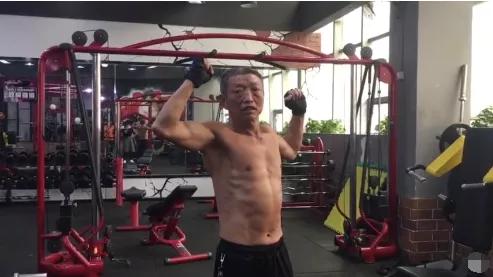 70岁老爷子练出健硕身材,在他面前,年龄真的只是数字 70岁老爷子练出健硕身材,在他面前,年龄真的只是数字