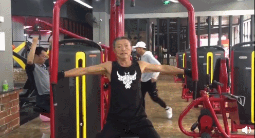 70岁老爷子练出健硕身材,在他面前,年龄真的只是数字 70岁老爷子练出健硕身材,在他面前,年龄真的只是数字