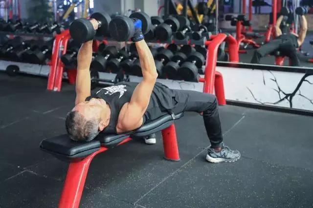 70岁老爷子练出健硕身材,在他面前,年龄真的只是数字 70岁老爷子练出健硕身材,在他面前,年龄真的只是数字