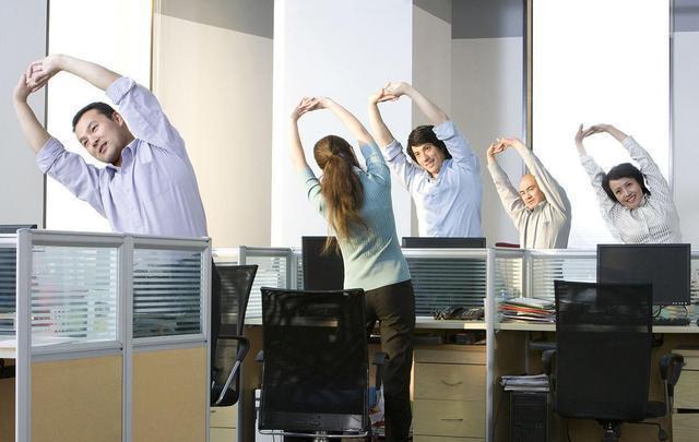 健身房常见的几类人,钢铁直男,压力比较大的中年人等 健身房常见的几类人,钢铁直男,压力比较大的中年人等