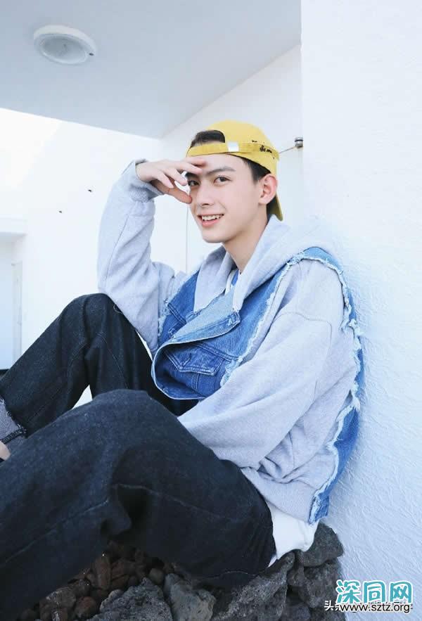 男孩子帅酷当然是连帽卫衣,白净帅气的小奶狗,有气质! 男孩子帅酷当然是连帽卫衣,白净帅气的小奶狗,有气质!