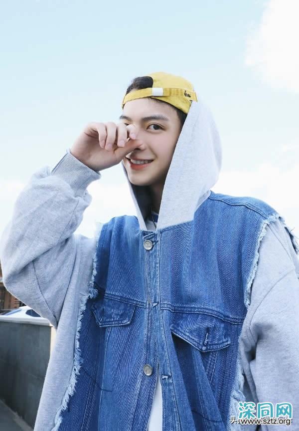 男孩子帅酷当然是连帽卫衣,白净帅气的小奶狗,有气质! 男孩子帅酷当然是连帽卫衣,白净帅气的小奶狗,有气质!