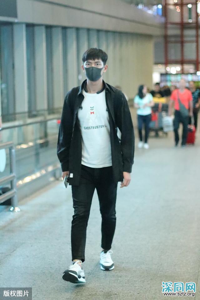 李现这身春季穿着确实像他风格,低调轻熟又不失活力 李现这身春季穿着确实像他风格,低调轻熟又不失活力