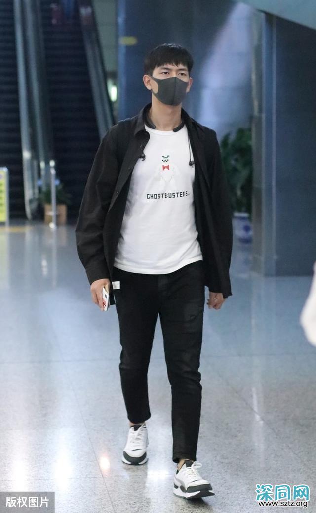 李现这身春季穿着确实像他风格,低调轻熟又不失活力 李现这身春季穿着确实像他风格,低调轻熟又不失活力