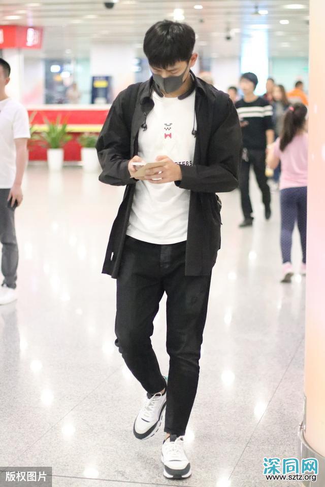 李现这身春季穿着确实像他风格,低调轻熟又不失活力 李现这身春季穿着确实像他风格,低调轻熟又不失活力