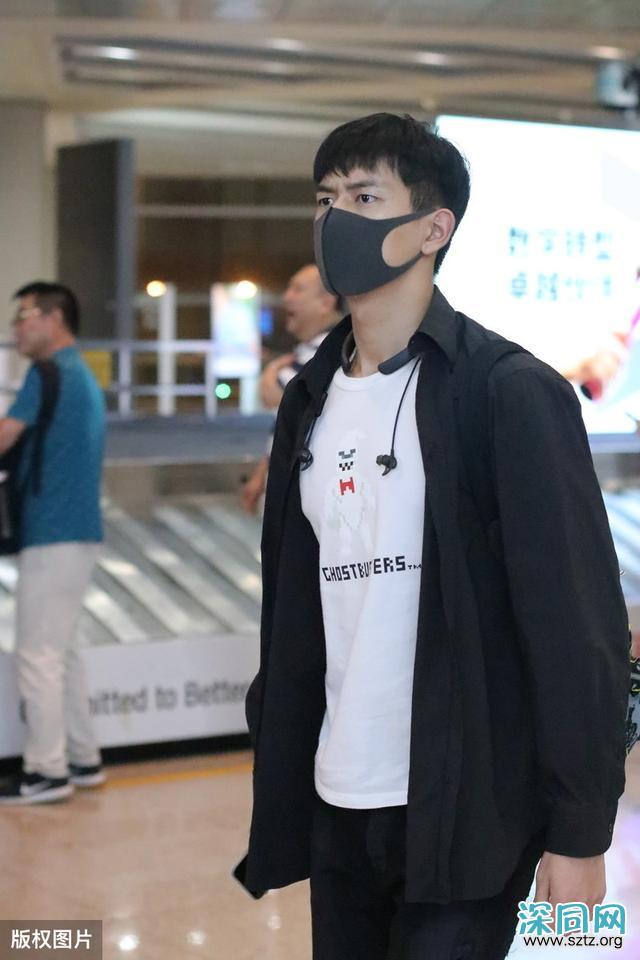 李现这身春季穿着确实像他风格,低调轻熟又不失活力 李现这身春季穿着确实像他风格,低调轻熟又不失活力