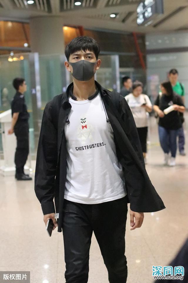 李现这身春季穿着确实像他风格,低调轻熟又不失活力 李现这身春季穿着确实像他风格,低调轻熟又不失活力