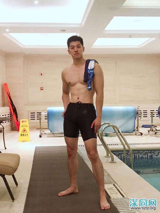 高又高又壮的肌肉帅哥,多张自拍迷人眼! 高又高又壮的肌肉帅哥,多张自拍迷人眼!