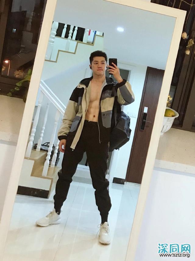 高又高又壮的肌肉帅哥,多张自拍迷人眼! 高又高又壮的肌肉帅哥,多张自拍迷人眼!