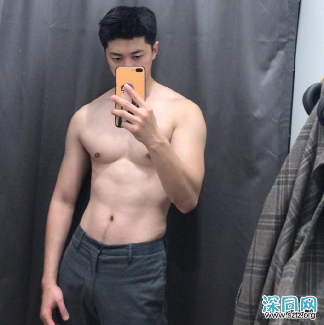 高又高又壮的肌肉帅哥,多张自拍迷人眼! 高又高又壮的肌肉帅哥,多张自拍迷人眼!