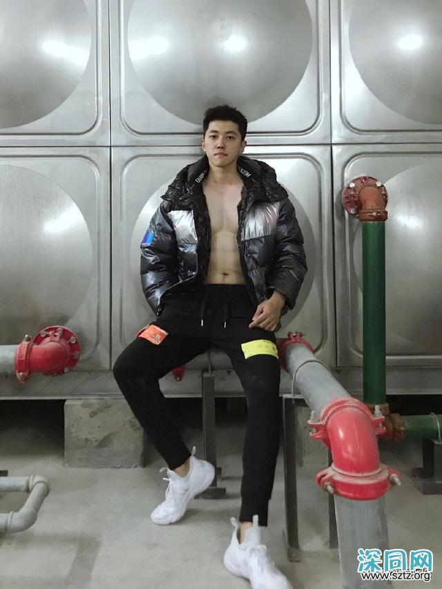 高又高又壮的肌肉帅哥,多张自拍迷人眼! 高又高又壮的肌肉帅哥,多张自拍迷人眼!