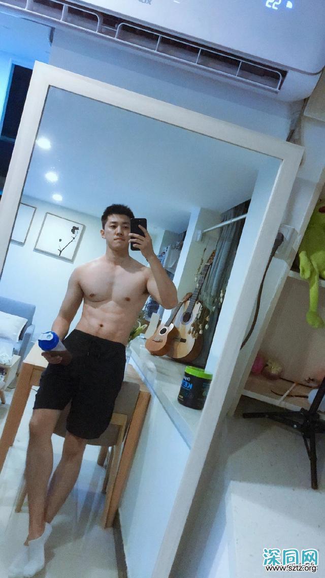 高又高又壮的肌肉帅哥,多张自拍迷人眼! 高又高又壮的肌肉帅哥,多张自拍迷人眼!