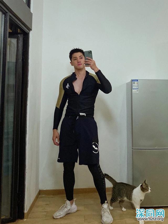 高又高又壮的肌肉帅哥,多张自拍迷人眼! 高又高又壮的肌肉帅哥,多张自拍迷人眼!