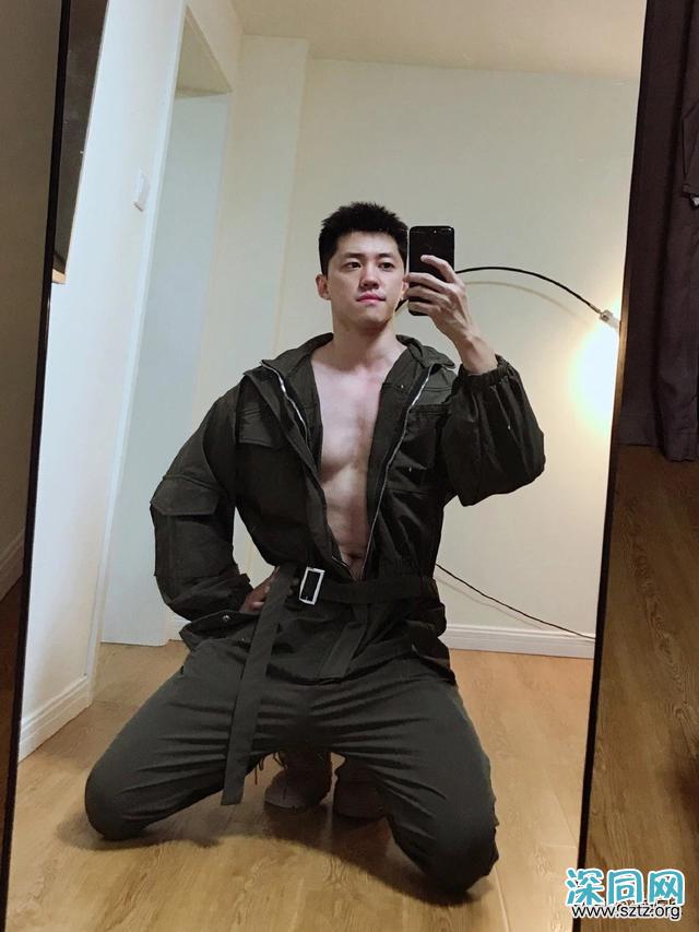 高又高又壮的肌肉帅哥,多张自拍迷人眼! 高又高又壮的肌肉帅哥,多张自拍迷人眼!